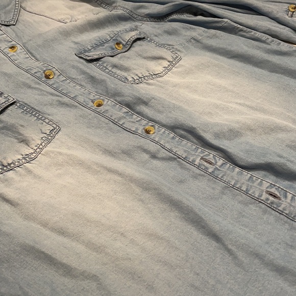 ⭐️RARE FIND⭐️LOVE 8 Hi-Low Denim Shirt - Picture 15 of 15